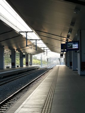 Johor, Malezya, 14 Ocak 2026: Açısal çatılı ve raylı modern tren istasyonu platformu.