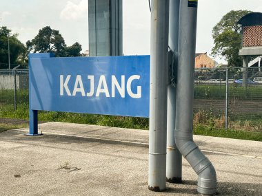 Selangor, Malezya, 14 Ocak 2026: Mavi Kajang İstasyonu, beton platformda borular, eskrim ve kentsel altyapıya sahip..