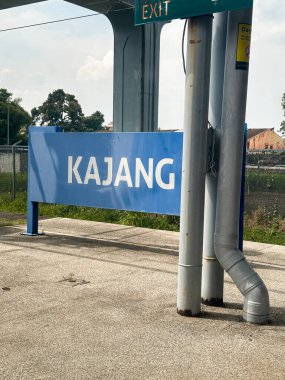 Selangor, Malezya, 14 Ocak 2026: Mavi Kajang İstasyonu, beton platformda borular, eskrim ve kentsel altyapıya sahip..