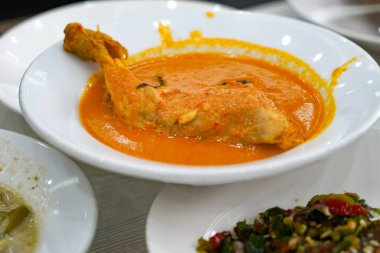 Endonezya 'da Nasi Padang' da tavuk köri, sebze, daging deng berlado, tunjang, urat, sayur lemak nangka yemekleri.