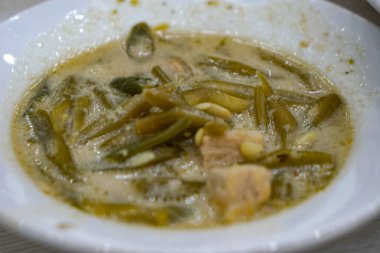 Endonezya 'da Nasi Padang' da tavuk köri, sebze, daging deng berlado, tunjang, urat, sayur lemak nangka yemekleri.