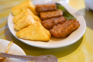 Geleneksel Endonezya usulü kızarmış tofu ve tempeh muz yaprağı üzerinde sunuluyor, otantik vejetaryen mutfağı ve kültürel mirası sergiliyorlar..
