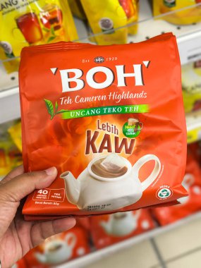 Johor, Malezya, 10 Şubat 2026: Bakkal koridorunda BOH Cameron Highlands çay paketi.