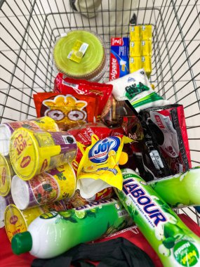 Johor, Malezya, 10 Şubat 2026: Süpermarkette bakkaliye ve ev ürünleriyle dolu alışveriş arabası.