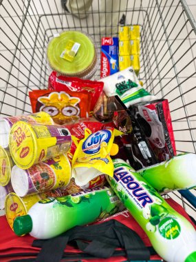 Johor, Malezya, 10 Şubat 2026: Süpermarkette bakkaliye ve ev ürünleriyle dolu alışveriş arabası.