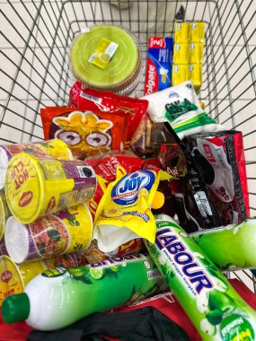 Johor, Malezya, 10 Şubat 2026: Süpermarkette bakkaliye ve ev ürünleriyle dolu alışveriş arabası.
