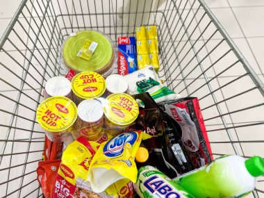 Johor, Malezya, 10 Şubat 2026: Süpermarkette bakkaliye ve ev ürünleriyle dolu alışveriş arabası.