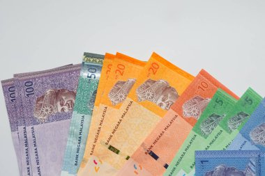 Renkli Malezya Ringgit banknotlarının birden fazla mezheple bir hayran düzenlemesi, portreler ve Bank Negara Malezya 'dan resmi metin.