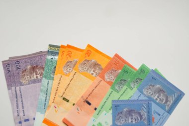 Renkli Malezya Ringgit banknotlarının birden fazla mezheple bir hayran düzenlemesi, portreler ve Bank Negara Malezya 'dan resmi metin.