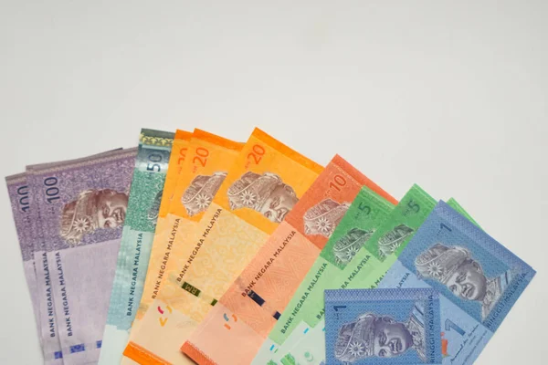 Renkli Malezya Ringgit banknotlarının birden fazla mezheple bir hayran düzenlemesi, portreler ve Bank Negara Malezya 'dan resmi metin.