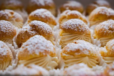 Kremalı ve şekerli altın kremalı puf börekler..