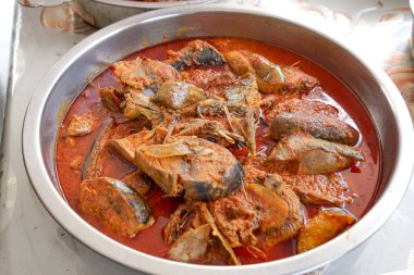 Zengin kırmızı soslu ve sebzeli geleneksel Malezya ton balığı körisi.