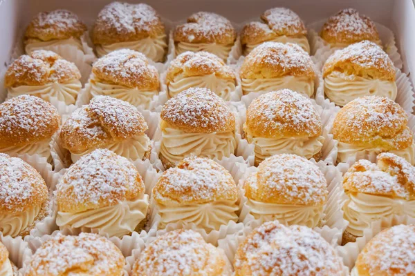 Kremalı ve şekerli altın kremalı puf börekler..