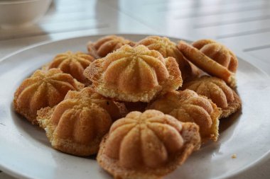 Altın kuih bahulu sünger kekleri şenlik toplantılarında servis edilir..