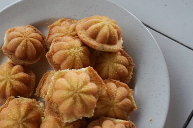 Altın kuih bahulu sünger kekleri şenlik toplantılarında servis edilir..
