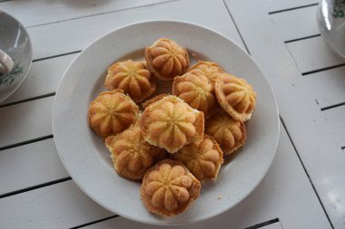 Altın kuih bahulu sünger kekleri şenlik toplantılarında servis edilir..