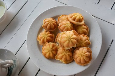 Altın kuih bahulu sünger kekleri şenlik toplantılarında servis edilir..