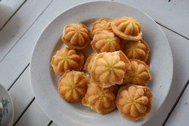 Altın kuih bahulu sünger kekleri şenlik toplantılarında servis edilir..