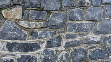 Bu desenli taş duvar çeşitli tasarım projeleri veya sanatsal çabalar için güzel bir zemin sağlar