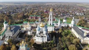 Sergiyev Posad, Rusya 'daki St. Sergius Trinity Lavra' nın hava görüntüsü. 4K 'daki kiliseler, katedraller, duvarlar ve yollar