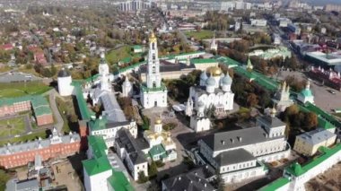 Sergiev Posad, Rusya 'daki St. Sergius Trinity Lavra üzerinde uçuyor. 4K 'daki kiliseler, katedraller, duvarlar ve yollar manzaralı.