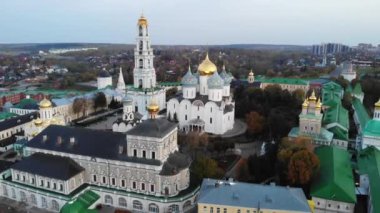 Rusya 'nın Sergiev Posad kentindeki St. Sergius kasabasından Trinity Lavra. Kiliseler, katedraller, duvarlar ve yollar manzaralı. 4K