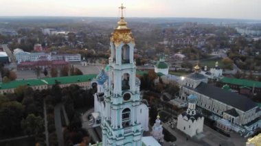 St. Sergius 'lu Trinity Lavra' nın sinematik görüntüsü. Eski kasabadaki eski ortodoks manastırının sabah manzarası. Sergiyev Posad, Rusya 4K