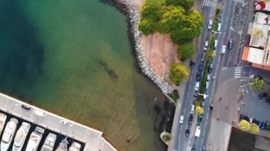 Deniz kıyısındaki güzel bir Fransız şehri. Yazın güneşli bir günde plajları ve araba trafiği olan bir kasaba. Aziz Raphael, Cote d 'Azur, Fransa. 4K 60fps