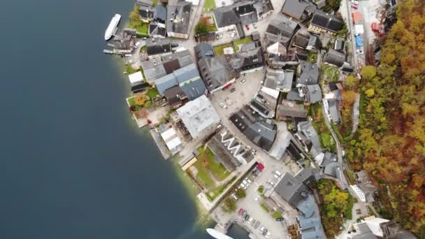 一个奥地利湖边村庄的鸟瞰图 Hallstatt Salzkammergut Upper Austria 免版税图库视频