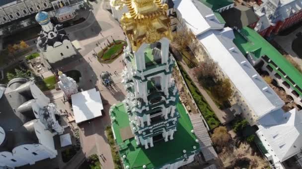 圣塞尔吉乌斯岛Trinity Lavra钟楼的空中景观 旧城古老正统修道院的夏景 Sergiyev Posad Russia 图库视频片段
