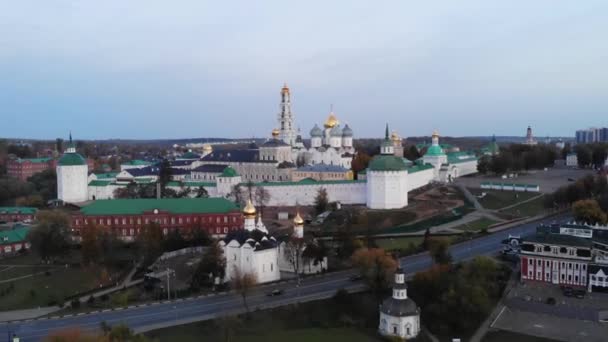 秋天早上 俄罗斯塞尔吉耶夫波萨德的圣塞尔吉乌斯的崔妮蒂拉瓦拉 大教堂 墙壁和道路的景观鸟瞰 — 图库视频影像