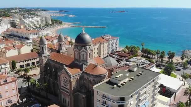美丽的法国滨海城市在夏日的晴天 无人机飞越大海 教堂和有红瓦屋顶的房屋 Saint Raphael Cote Azur France 60Fps 视频剪辑