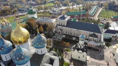 Sergiyev Posad, Rusya 'daki St. Sergius Trinity Lavra' nın insansız hava aracı görüntüsü. 4K 'daki antik ortodoks manastırının güzel güneşli manzarası.