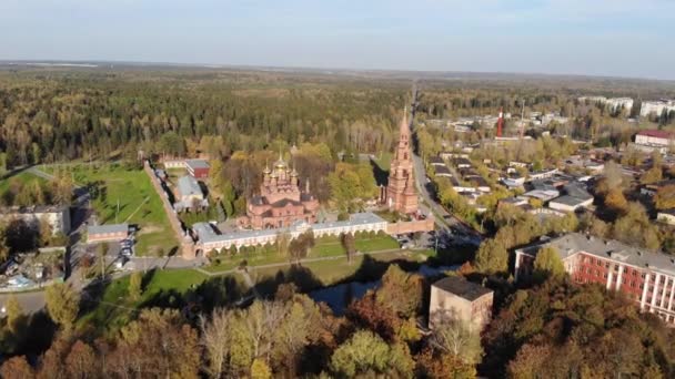 Luftaufnahme Des Glockenturms Und Der Kathedrale Aus Rotem Backstein Auf — Stockvideo