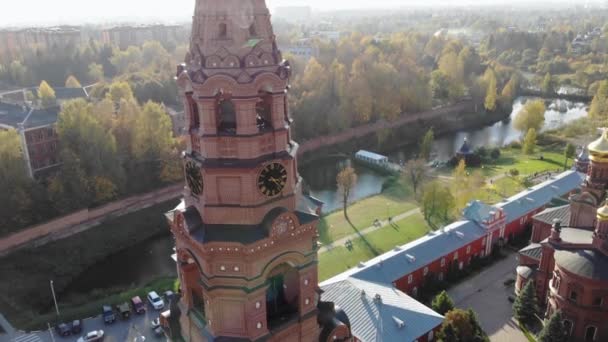 Güneşli Sonbahar Gününde Nehrin Arka Planında Çan Kulesinin Kırmızı Tuğlalı — Stok video