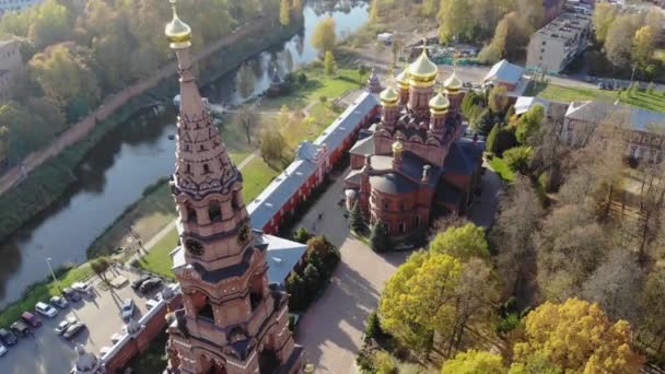 Luchtfoto Van Klokkentoren Roodbakstenen Kathedraal Achtergrond Van Rivier Zonnige Herfstdag — Stockvideo