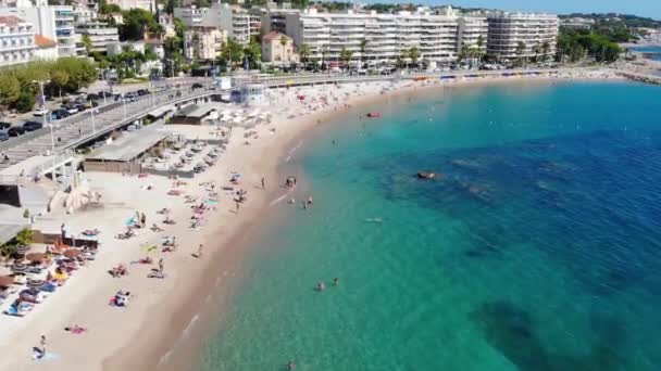 夏天阳光充足的日子 无人驾驶飞机沿着海滩和海岸线飞越海面 Saint Raphael Cote Azur France 60Fps 图库视频片段