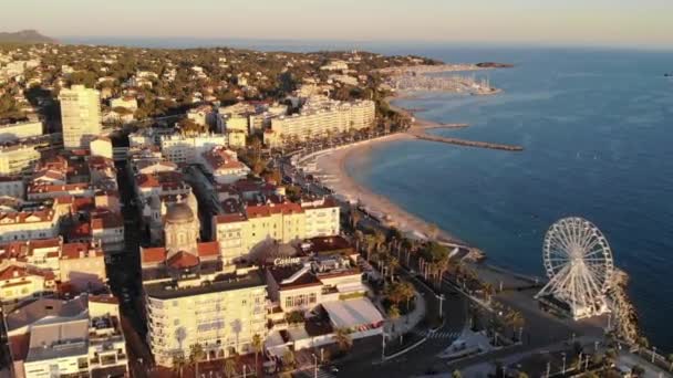 在夏日日落的时候 圣拉斐尔在空中拍摄了一张照片 黄金时刻 从空中俯瞰大海 港口上有游艇 教堂和海滩 Cote Azur France 60Fps 免版税图库视频