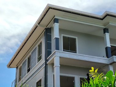 Modern ev mimarisi, balkonlu yeni ev inşaatı..