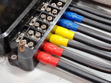 Renkli ısı küçültme tüplü ağır ölçekli siyah kablolar gösteren resmi kapat.