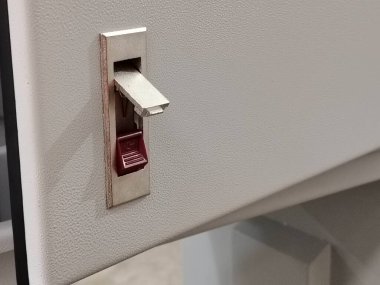 Modern mobilya donanımı: Hızlı ve kolay erişim için anahtarsız dokunmatik mandal sisteminin kapatılması.