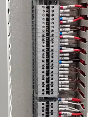 Numaralı kablolar ve vida tipi terminallere yakınlaştır.