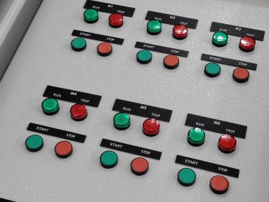 Birkaç sıra düğme ve gösterge ışıkları.