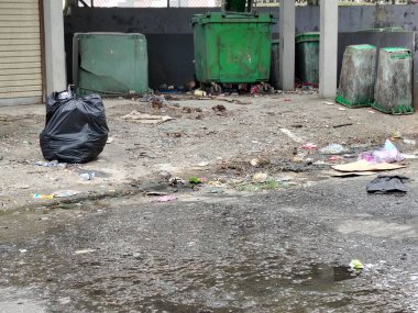 Kirli kaldırımlarda taşan ticari atık kutuları ve çöpler..