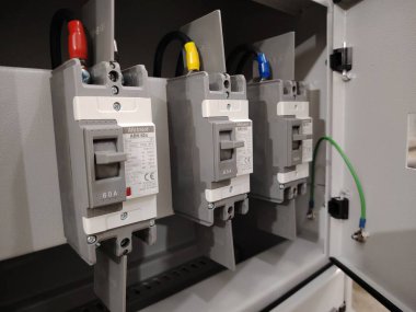 3 adet 2 direkli MCCB bir şalter kaplamasına monte edildi..