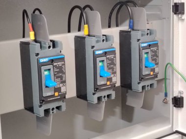 3 adet 2 direkli MCCB bir şalter kaplamasına monte edildi..