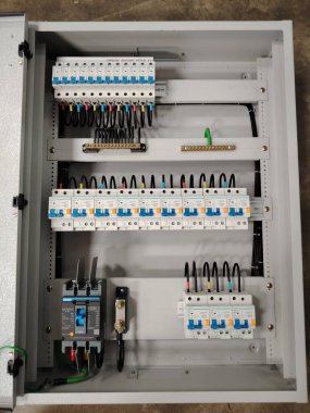 Tam monte edilmiş bir elektrik dağıtım panosunun resmi.