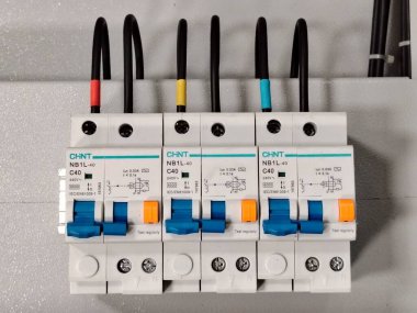 Resim, aşırı yükleme korumalı bir sıra yüklenmiş devre kesicileri gösteriyor.