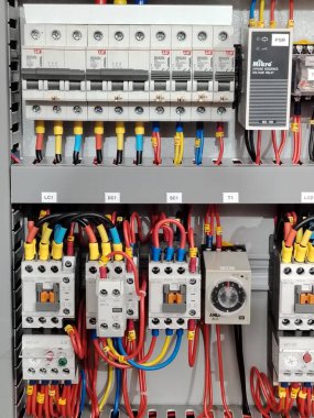 Organize yıldız delta motor elektrik sistemi ve düzgün kablolama.