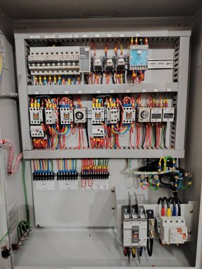 Organize yıldız delta motor elektrik sistemi ve düzgün kablolama.